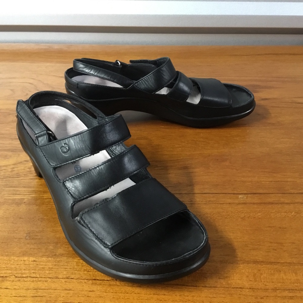Aravon Women Megan Black Leather Strappy Sandal Size 8AA